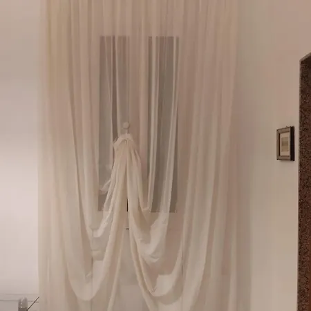 Anna's Little House * בארי