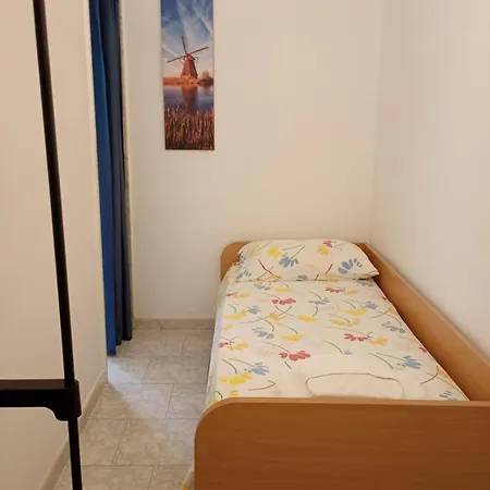 Anna's Little House *